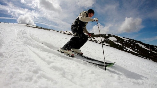 Mountainwatch's own Steve Lee getting some late season turns in Image::Courtesy of Falls Creek
