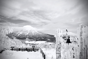 TRAVEL JAPAN - Floating On Pow - No Crowds No Lines