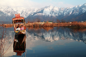 VIDEO TRAVEL INDIA - Freeski Girls in KASHMIR