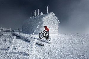 This Madman Just Pedalled a Fat Bike up an 6,000ft Mountain - Video