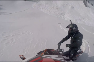 Snowmobilers Narrowly Escape Avalanche - Video