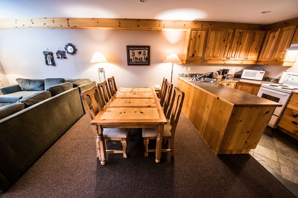 White Crystal Inn Big White Mountainwatch Travel