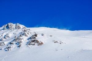 Blue skies and fresh snow at Mt Hutt on the weekend but things are abiyt to change iwht some ugly weather coning in tomorrow. Photo: NZSki