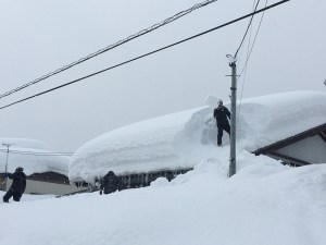 There heavy snowfalls have delivered some epic power days in th mountains, but have created a few hassles in the cities and towns. A scene from Joetsu, a city on the coast near Myoko. 