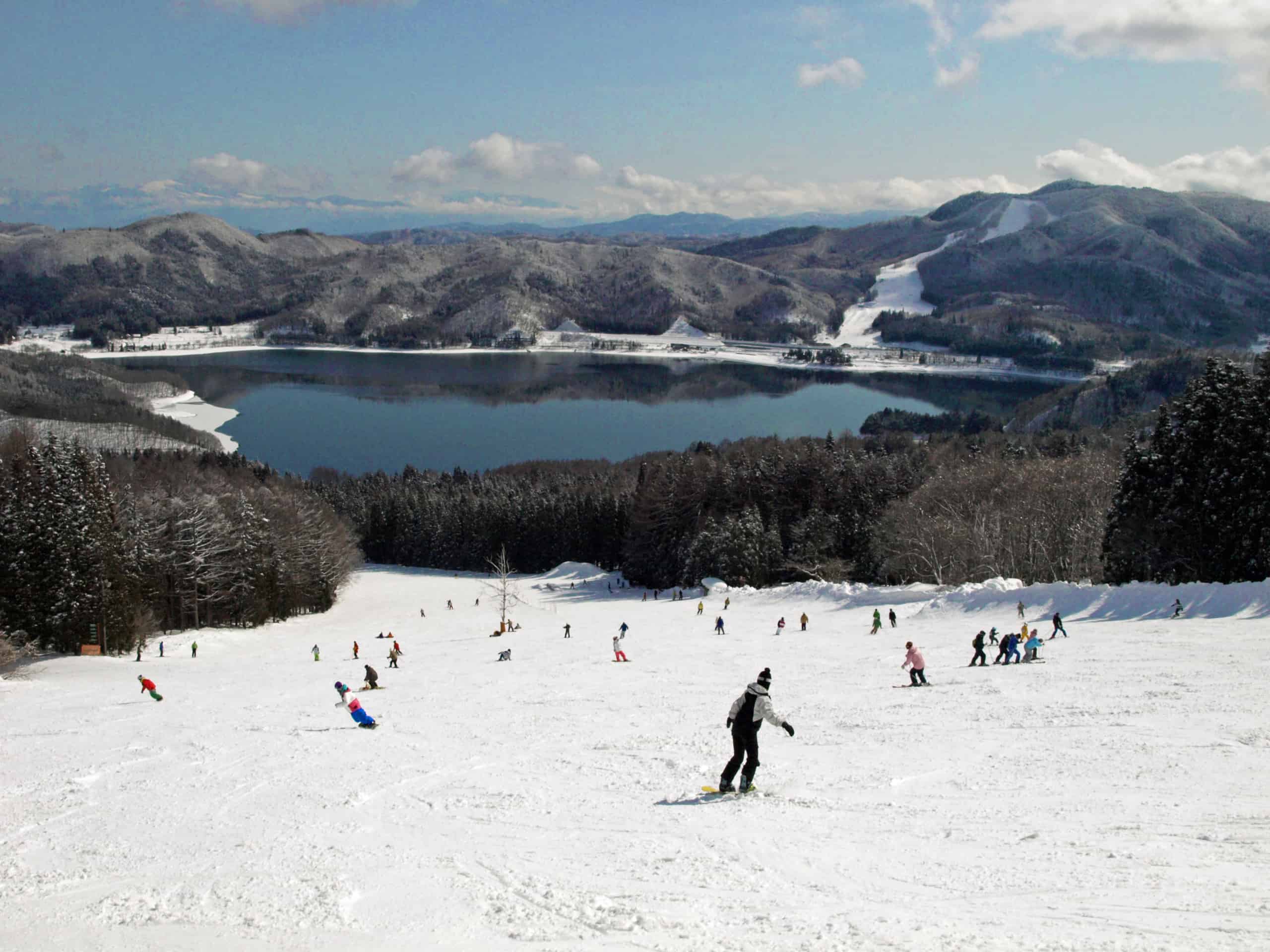 Sanosaka: one of the smaller resorts in the Hakuba Valley with beautiful views over Lake Aoki and perfect intermediate terrain.