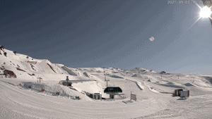A beautiful morning in an empty Cardrona this morning, but there could be siem snow on Tuesday. Fingers cross the alert level drops to Level 2 and the resorts can reopen for spring.