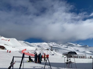 It's been a sunny couple of days in Cardrona and the weekend is lookigngood. The resort has extended the season and is open until October 24. How good's that?