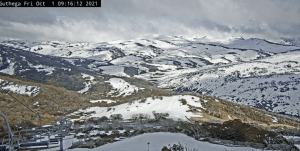 The view of the Main Range from Guthega this morning. Stil some snout there e and with 25cms possible next Monday/Tuesday it wil be worth a spring tour over thenext few weeks.