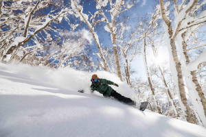 Beautiful turn in beautiful Niseko snow by @kassun1048. Photo: Oyuki Japan