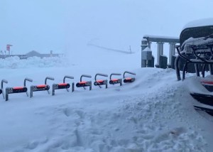Mt Hutt wiht 60cms of fresh at the base yesterday morning.More sow has taken titotal at the peak to 1 metre but th eresort is closed today.  Ut has received 1m at the peaky mornng after 60cms 