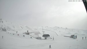 Empty slopes inCardrona this m=ringin. Strong winds are limiting lift operations in many NZ resorts today.