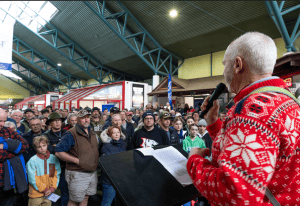 The pre-auction crowd