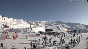 Sunshine in Cardrona this morning an the terraijnpark in ful swing.