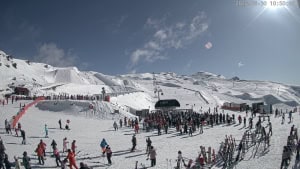 Crowds enjoyng the sshine in Cradrona today, likely the last fine day for a east if week.