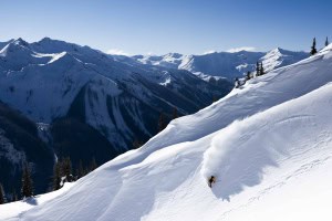 The views of the Purcell Range from the top of Kicking Horse’s Golden Eagle Express gondola are something else. Drew Jolowicz hooks in on a brilliant blue-sky day. Photo: Dylan Robinson