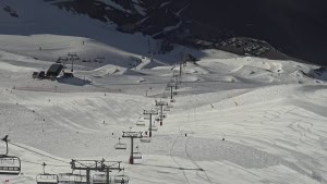 Conditions looking good in Mt Hutt this morning. It;'s gthe lasdt weekend of the season for Hutt, Cardrona and The Remarkables and it is goign to be a goog one. Photot. Mt Hutt snowcam