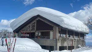 A break between storms in Myoko today, but as you cn see last week's storm dropped a lo tof snow. 