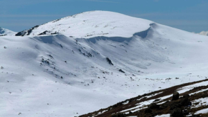 A tale of two aspects: good snow on east and south facing slopes, while north and west facing slopes are back to grass. Photo: Alex Parsons
